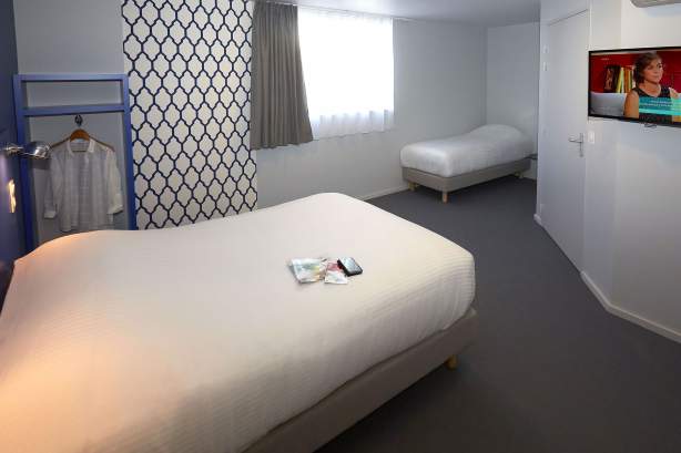 Triple Room, COTO HOTEL Beaune · Low Cost Hotel in Beaune